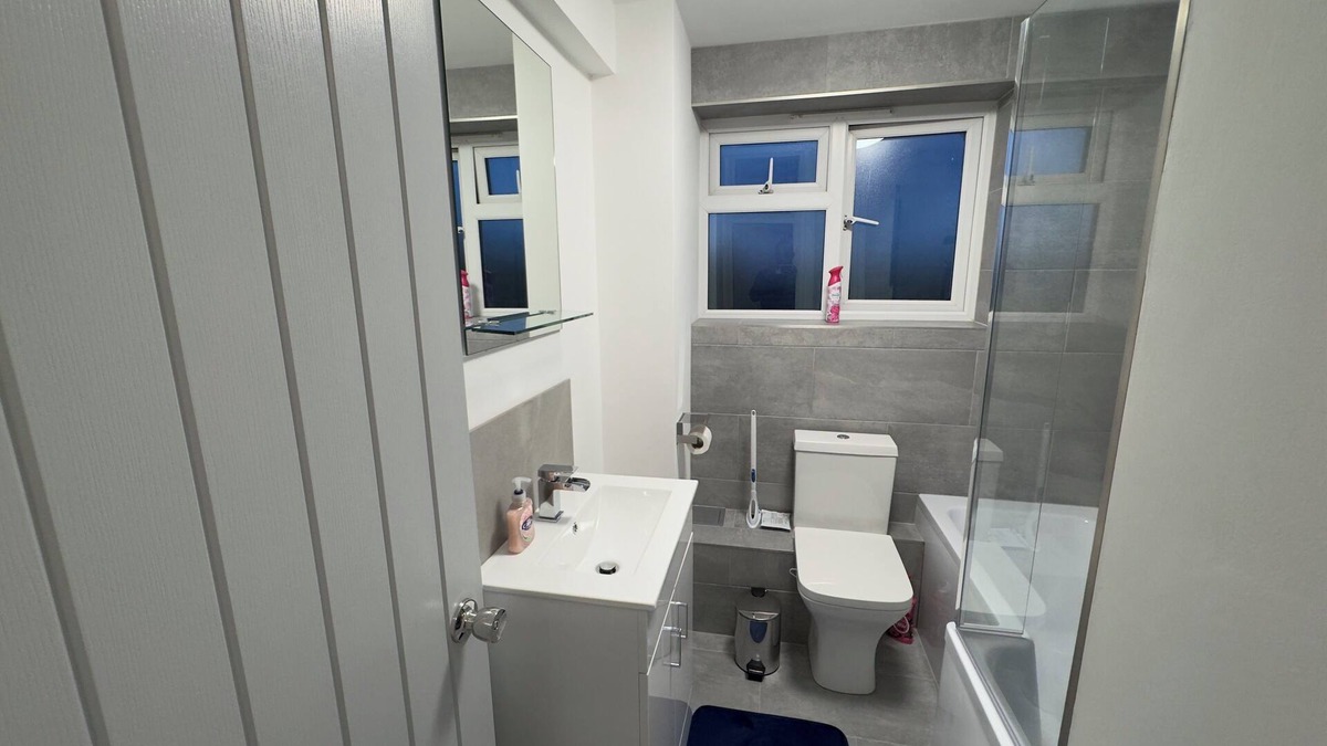Forest Hill Apartment | Stylish 2-Bed Maisonette in Forest Hill | Balcony & Workspace