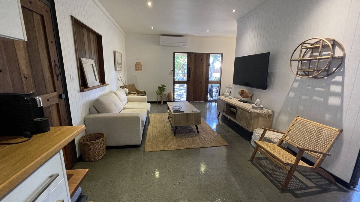 Mitchells Island House | Stylish 2 bedroom Guesthouse - 1 minute from the beach.