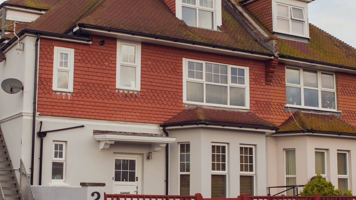 Seaford Apartment | Stylish 2 bedroom apartment with full modern amenities.