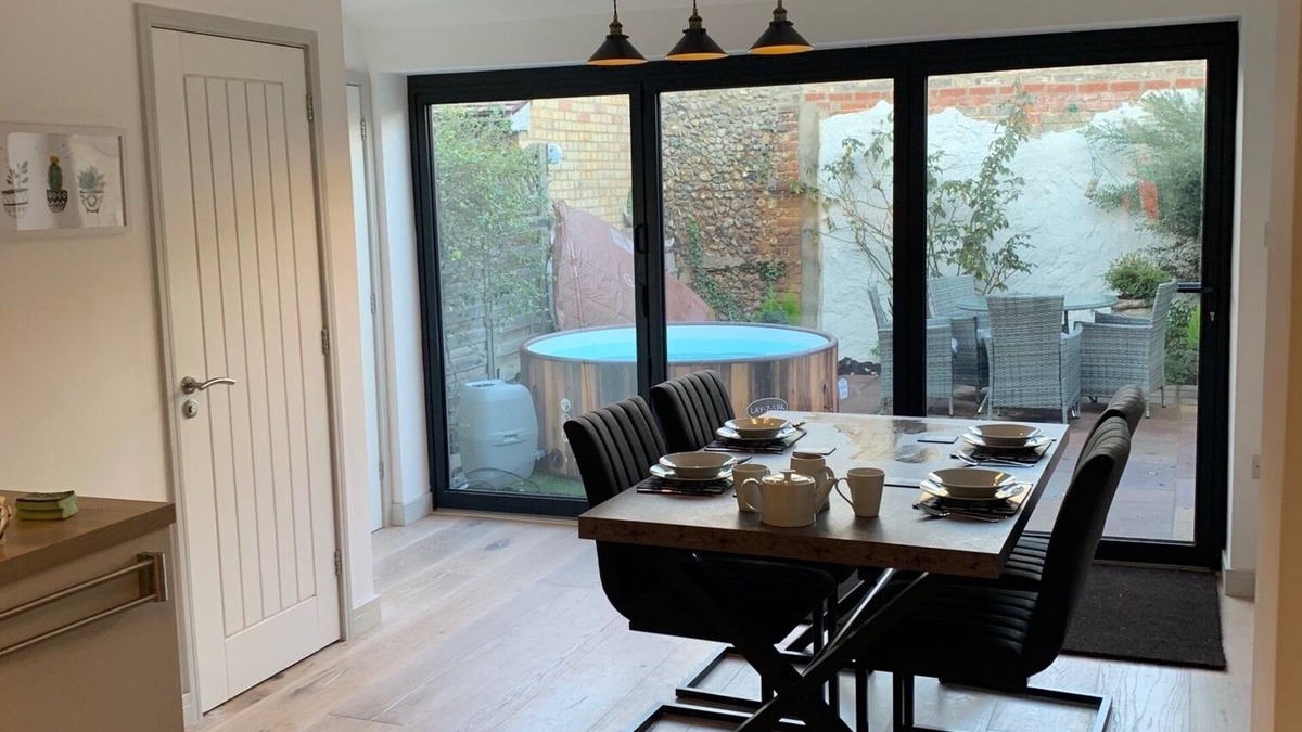 Newmarket Cottage | Stylish 2 Bedroom Cottage With Patio & hot tub in the Heart of Newmarket