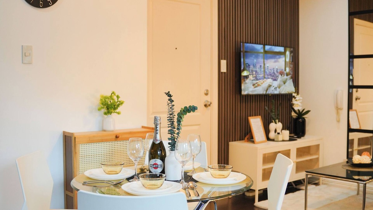 Downtown Condo | Stylish 2-bedroom condo with fitness room and near vibrant night life in Makati
