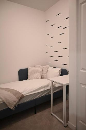 Fleetwood Apartment | Stylish 2-Bedroom Condo - Premium Comfort, Central Location