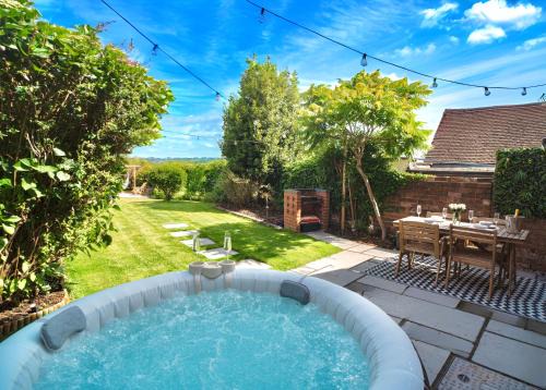 Bewdley House | Stylish 2 Bedroom Cottage With Hot Tub And Parking