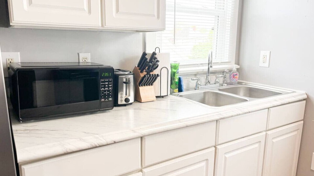 Piqua Condo | Stylish 2-Bedroom duplex in prime location!