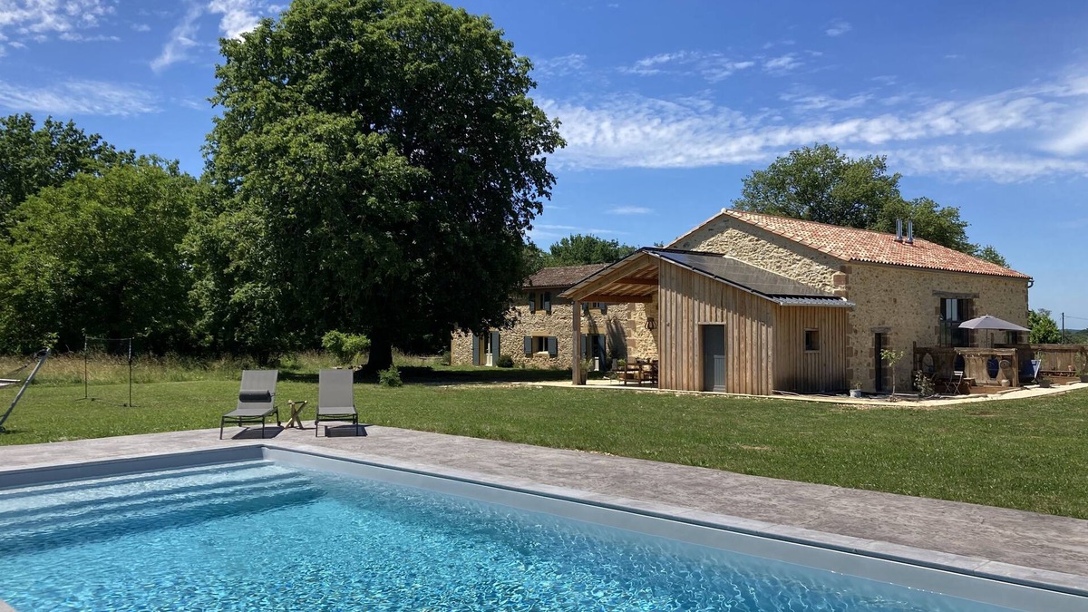 Marsales House | Stylish 2 bedroom loft style apartment with shared pool in Dordogne,
