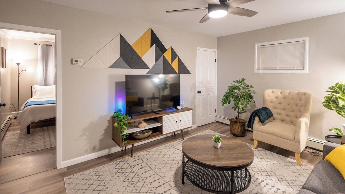 Dover Apartment | Stylish 2 Bedroom, Pet friendly w/fenced-in yard, Laundry, Private Entrance