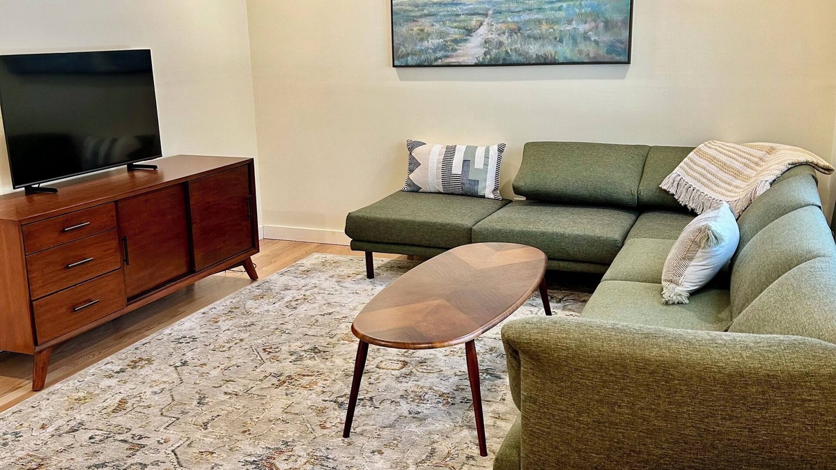 Bernardston House | Stylish 2-bedroom townhome with WiFi, AC near private schools.