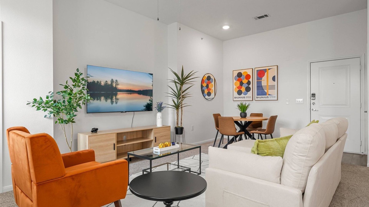 Montopolis Apartment | Stylish 2-bedroom with Balcony, Gym & Pool - Near Downtown & Airport