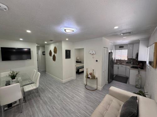 Flagami Apartment | Stylish 2 Bedrooms Apartment by Miami Airport