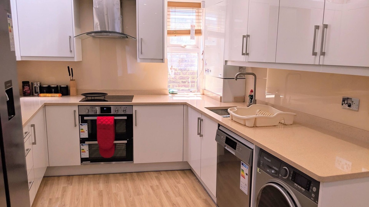 Canbury Apartment | Stylish 2-Bed Apartment Near Richmond Park