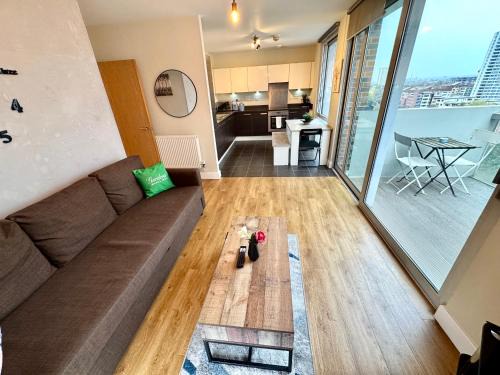 Bromley South Apartment | Stylish 2Bedrooms 2Baths, Balcony Views, Stratford, ABBA