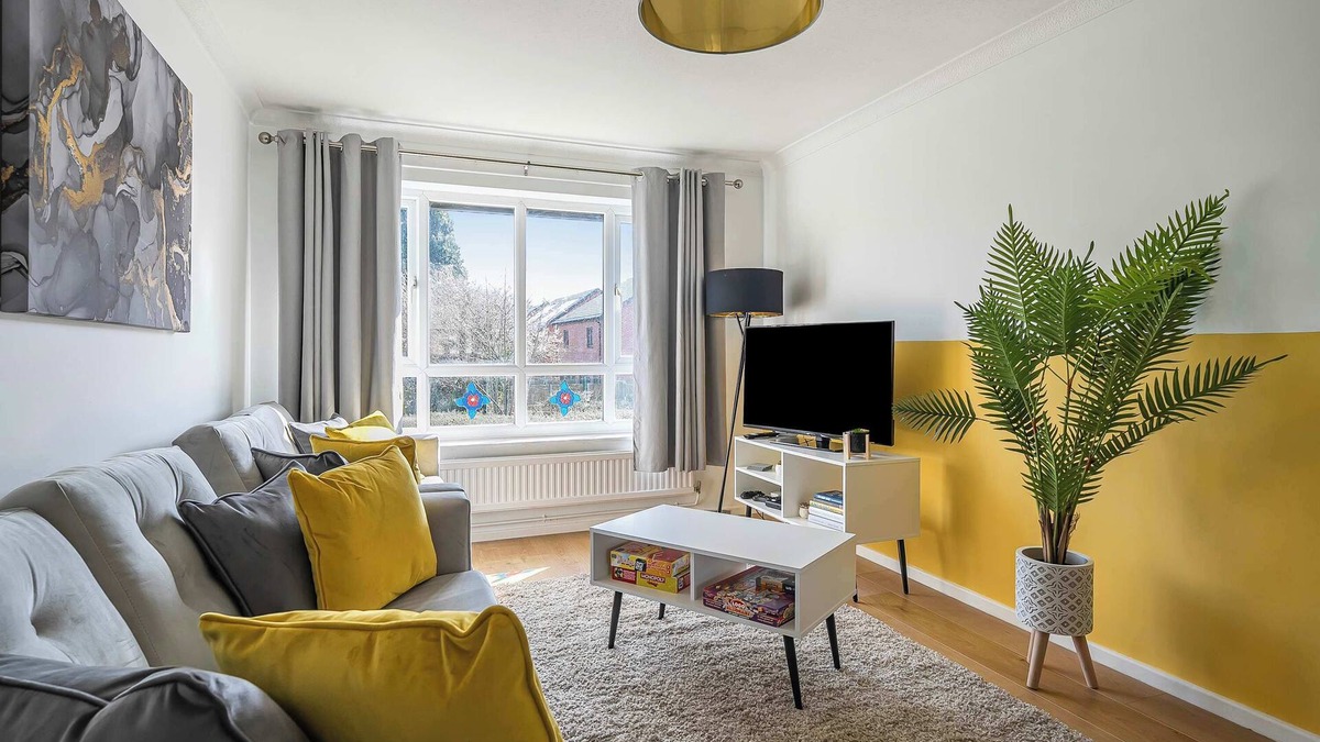 Wythenshawe Apartment | Stylish 2BR Apartment near MCR Airport