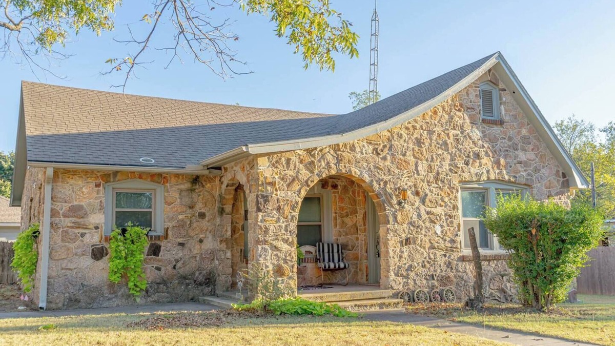 Saint Jo House | Stylish 2BR Cottage | Patio Views + Near Wineries