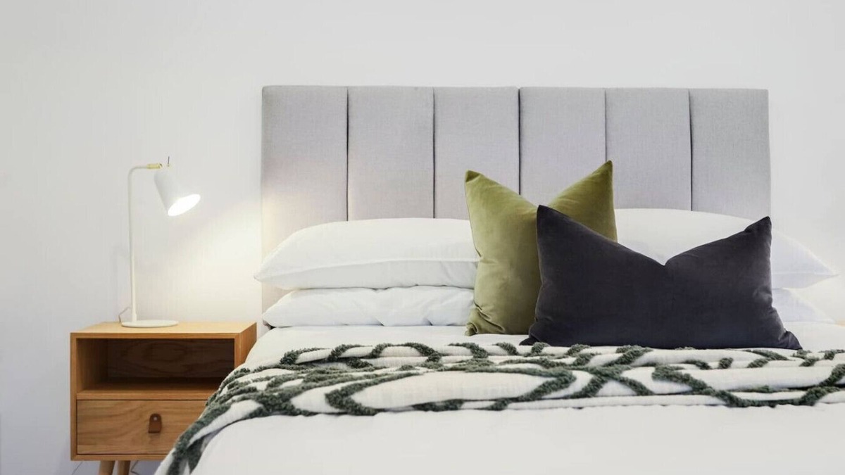 Yarraville House | Stylish 2BR Designer Home Balcony w/City Views Free Parking Fast WiFi Near City & Public Transport Heart of Yarraville
