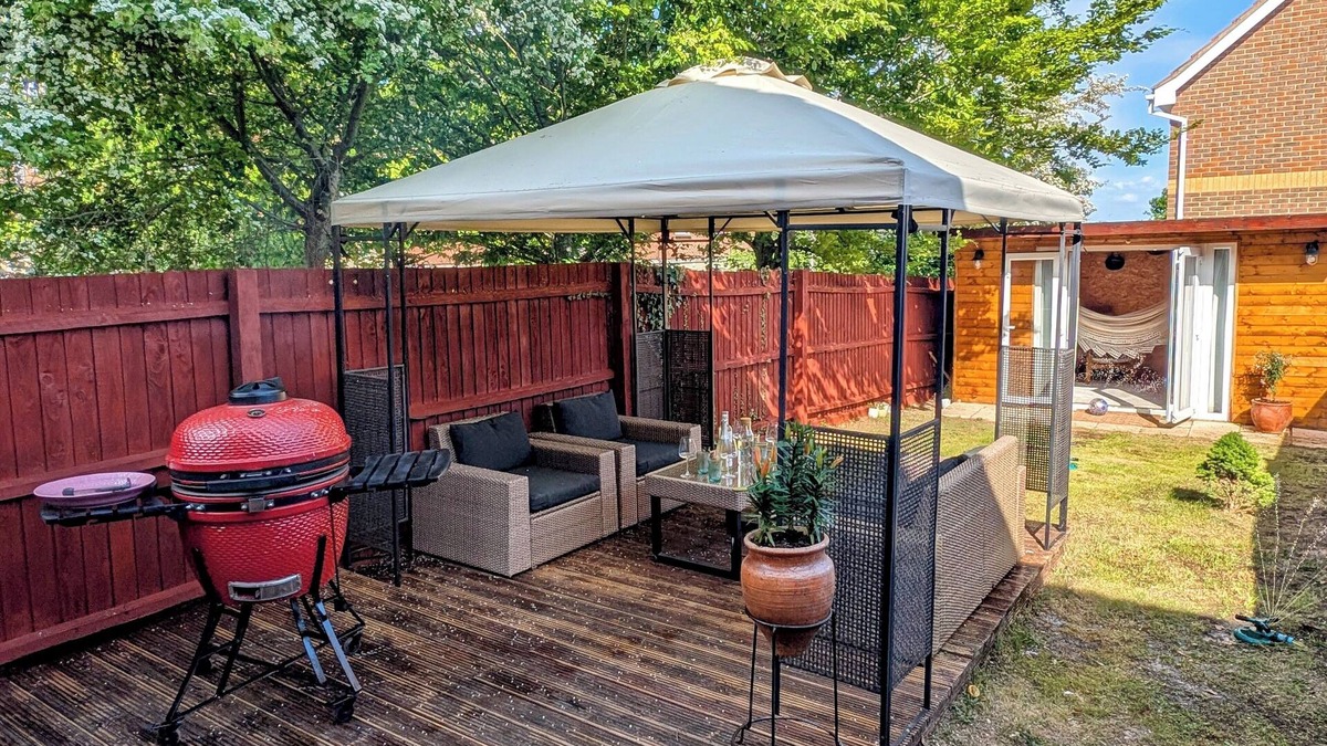 West Thurrock House | 🏡 Stylish 2BR En-Suite Home | 25min Fast Train to London |Lakeside | BBQ + Shed
