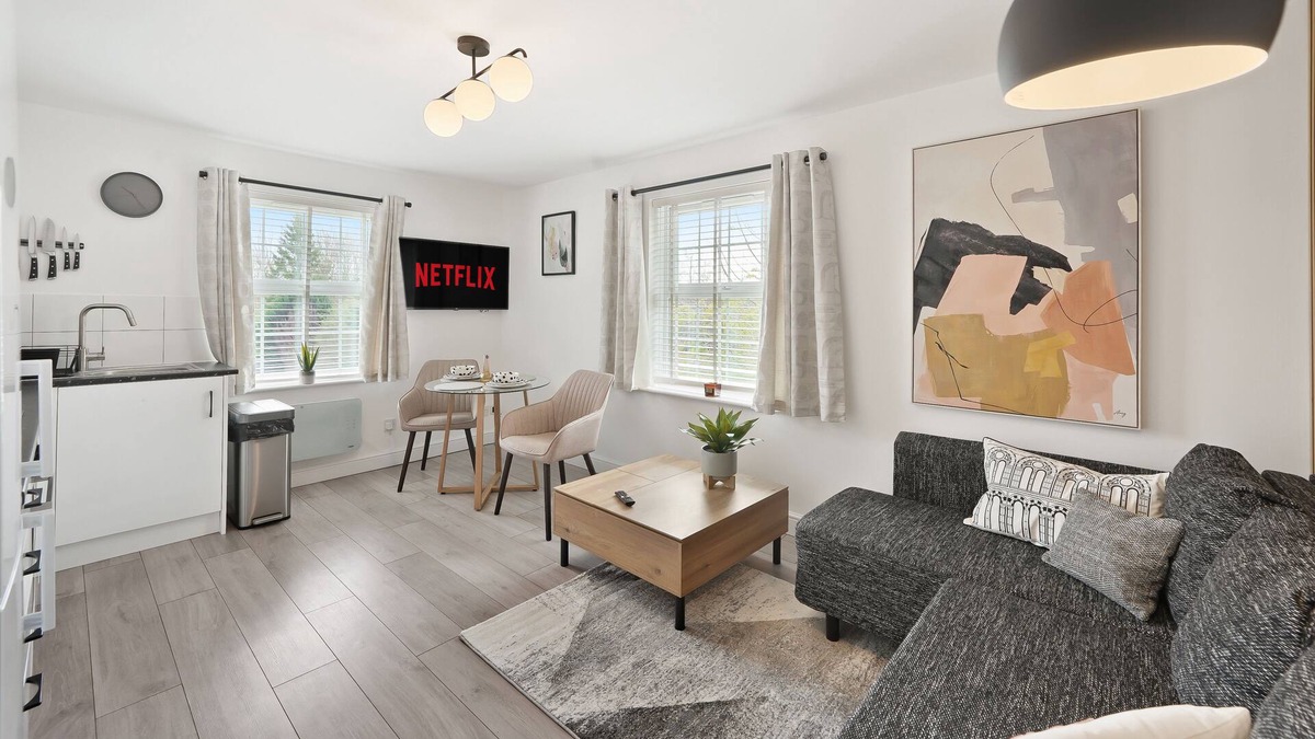 Dunmow Apartment | Stylish 2BR Flat near Stansted Airport & Parking