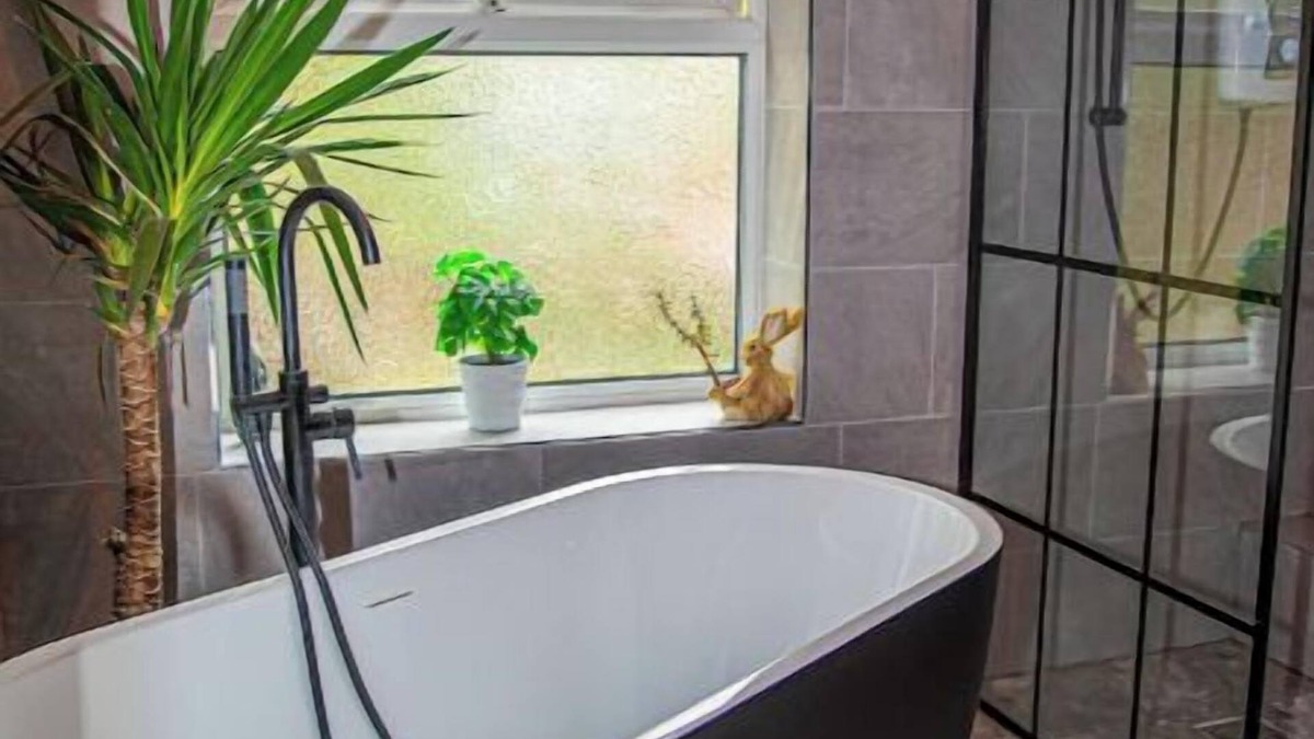 Droylsden House | Stylish 2BR Home in Manchester near Etihad Stadium with WiFi and free parking.