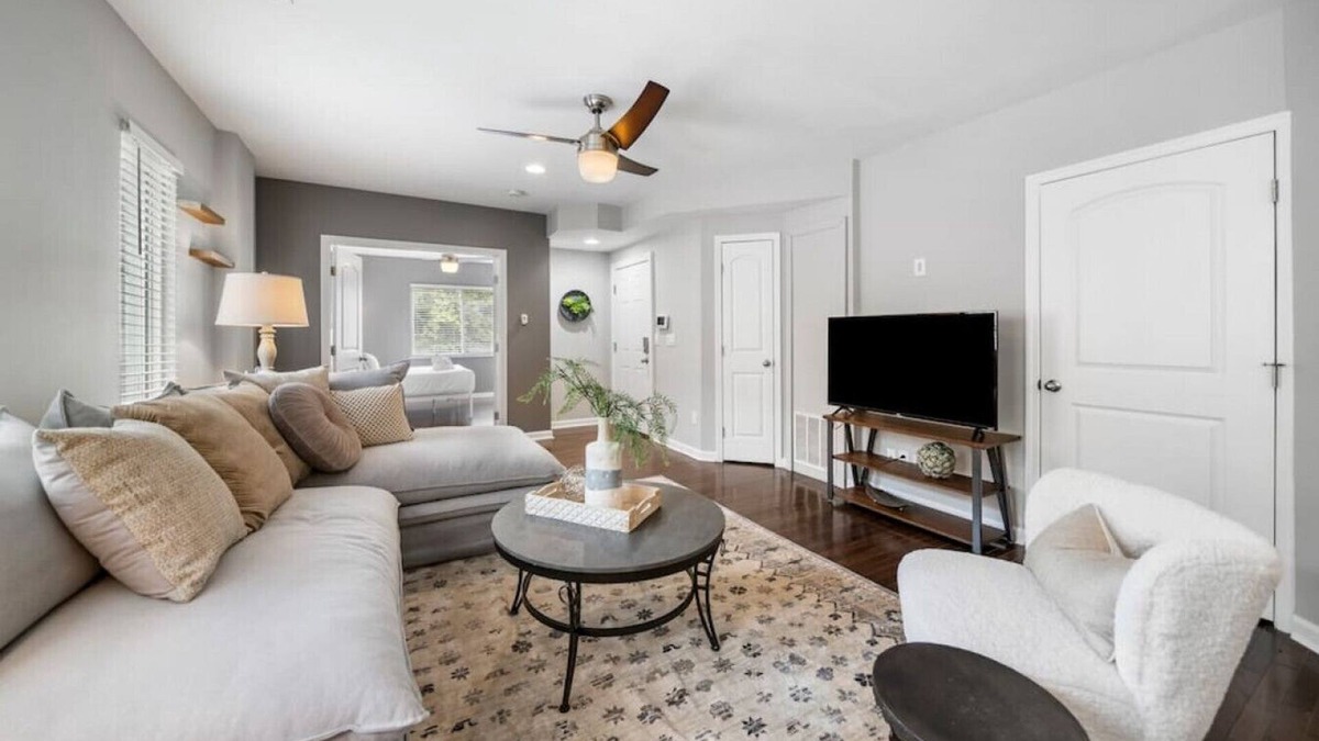 Mount Auburn Apartment | Stylish 2BR near City Center | OTR, UC, Zoo
