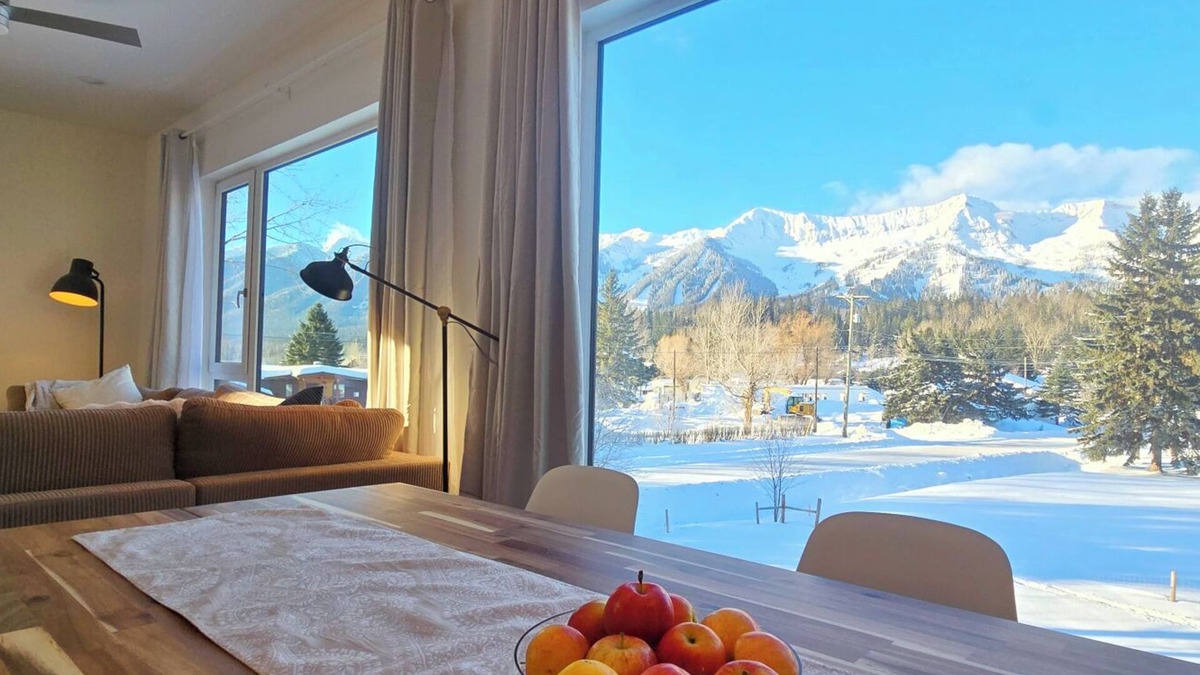East Kootenay House | Stylish 2BR | River & Views | 5 Min Fernie and Resort