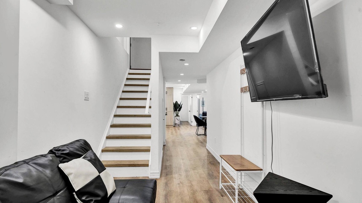 Markham House | Stylish 2BR Suite in Markham