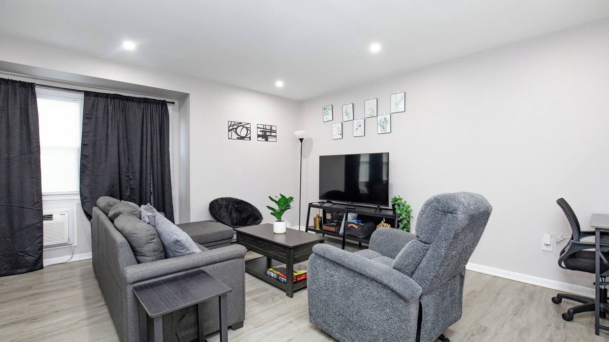 East Orange House | Stylish 2BR, Unit 2, Smart Lock, Yard, Laundry