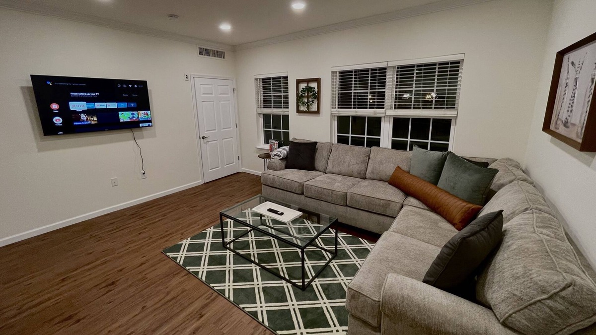 East York Apartment | Stylish (2nd Floor) Market Street Apartment