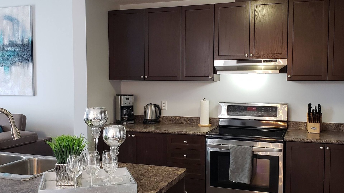Kitchener House | Stylish 3 Bdrm house- king bed, Netflix, parking