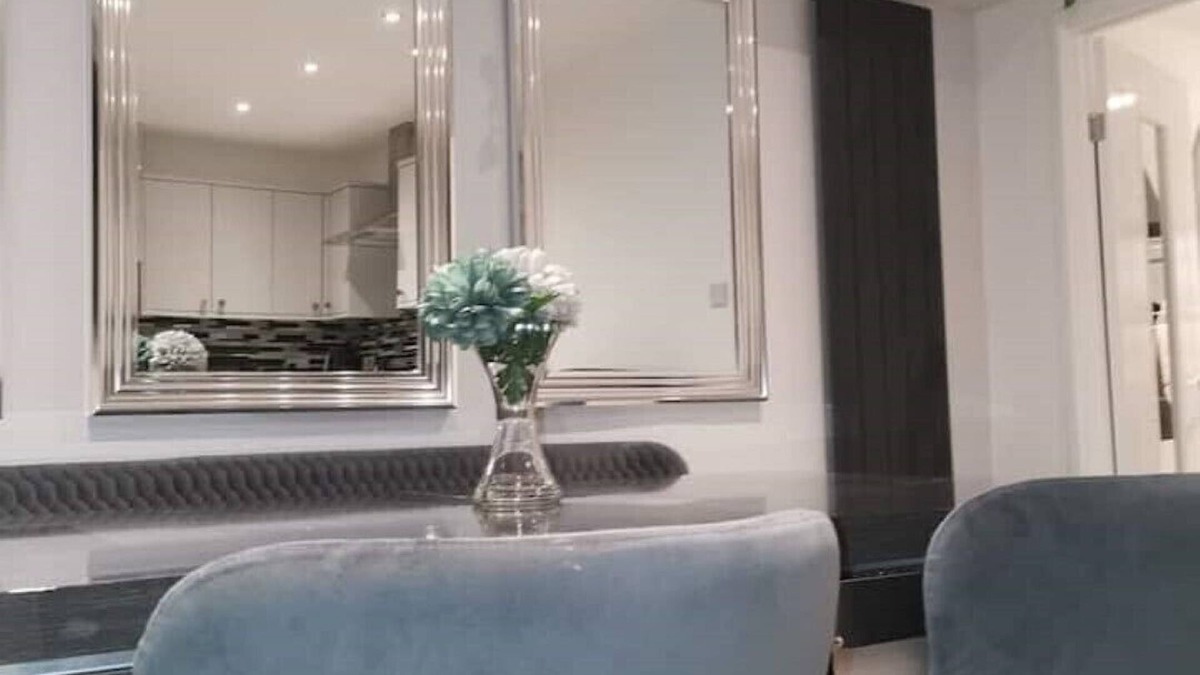 Swindon Apartment | Stylish 3 Bed, 2 bathrooms, sleeps 5, Pet-Friendly