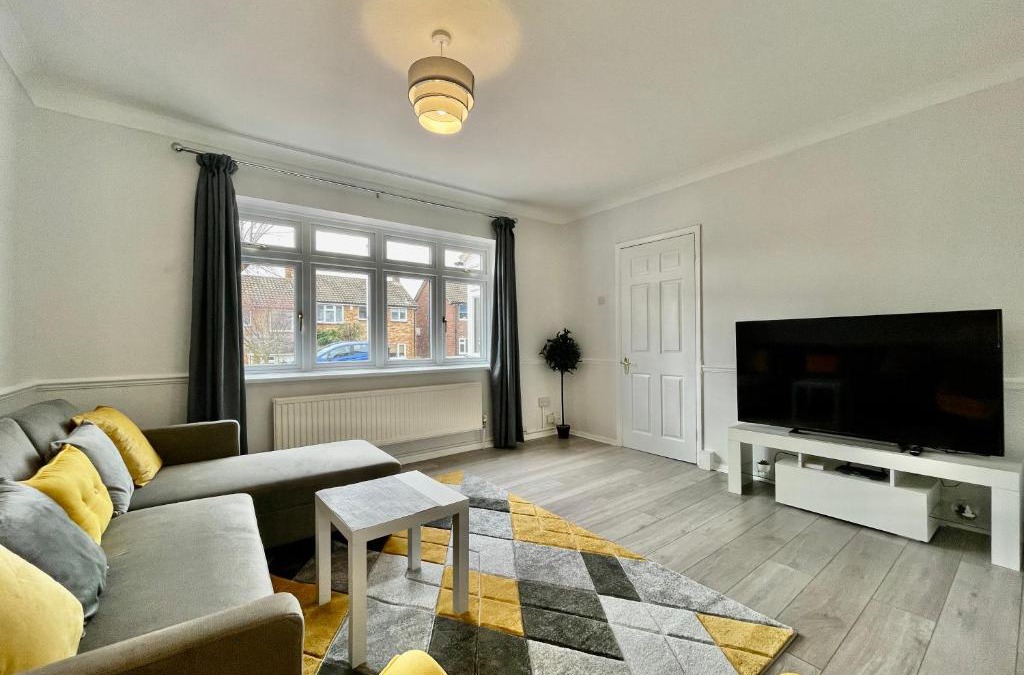 Hainault House | Stylish 3 Bed Chigwell Home with Free Parking