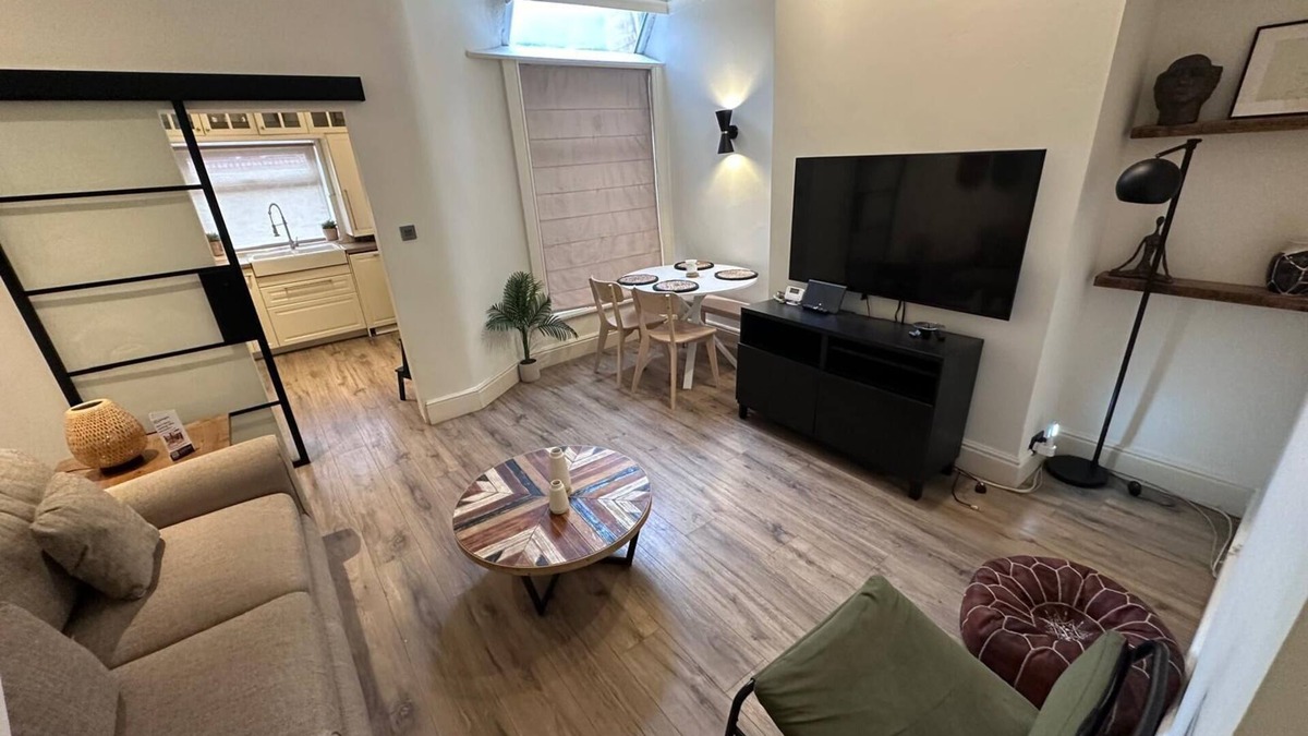 Salford House | Stylish 3-Bed Home with On-Street parking