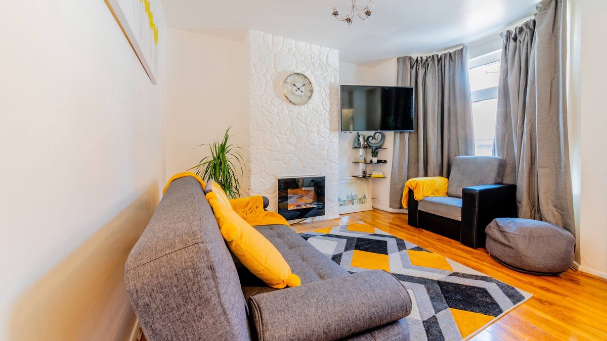 Chatham House | Stylish 3-Bed House with Free Parking & Wifi