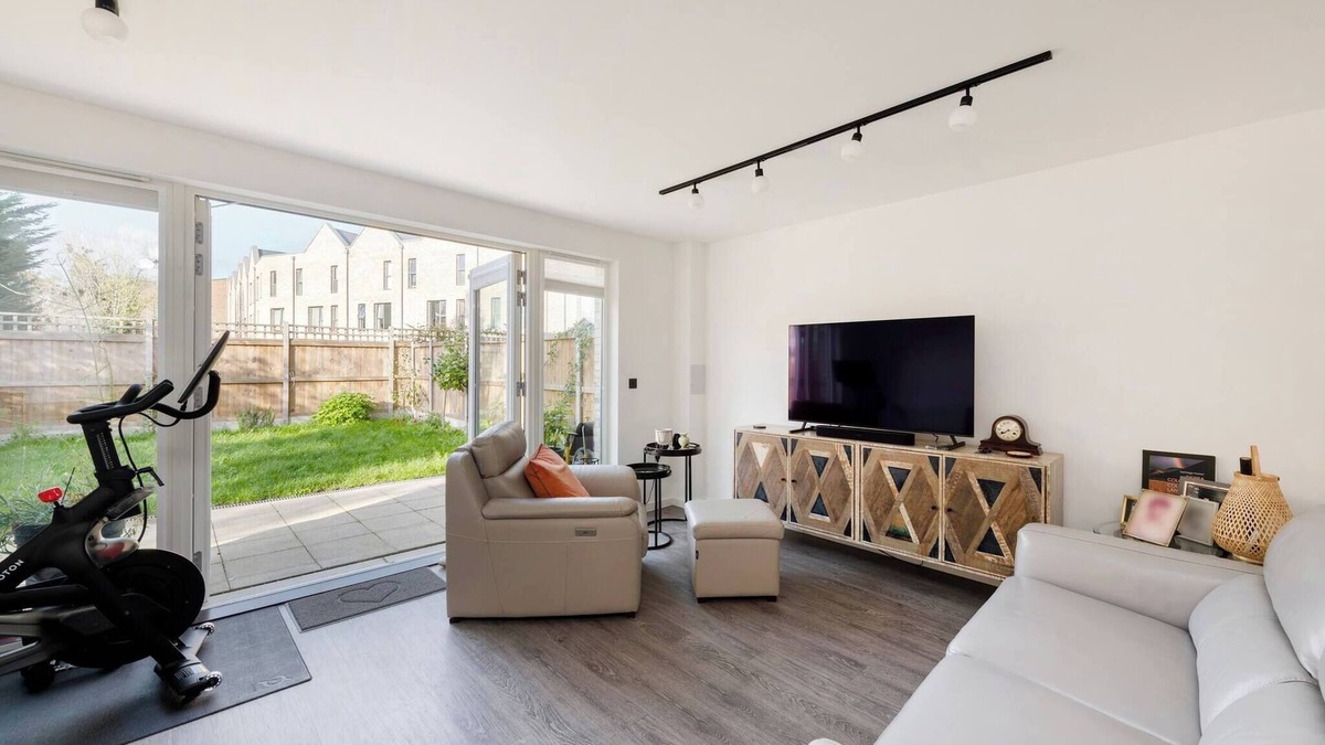Southgate Apartment | Stylish 3-Bed Townhouse with 3 Baths in Southgate