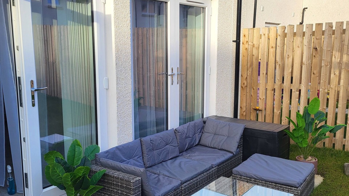 Uphall House | Stylish 3 bedroom, 2.5 bathroom home near Edinburgh airport. Free parking.
