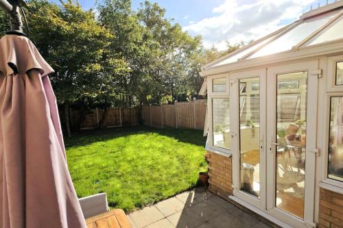 Havering Apartment | Stylish 3-Bedroom Home, Free Parking, Central Location for Business & Leisure