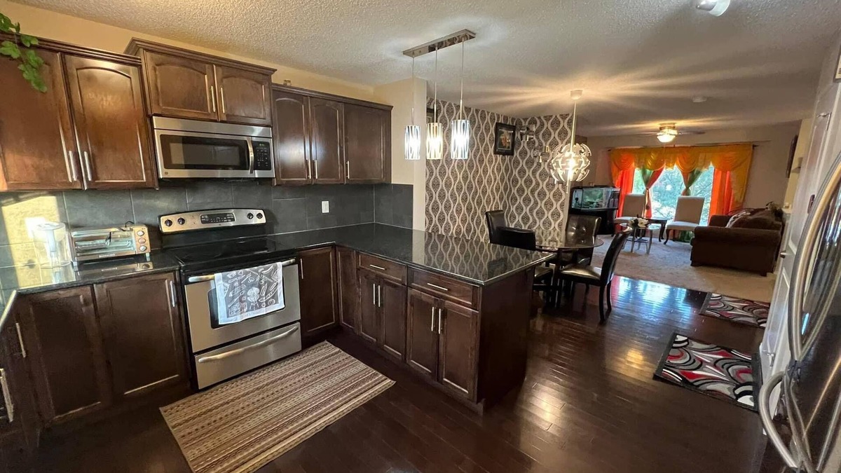 Southeast Calgary House | Stylish 3 bedroom house with loft