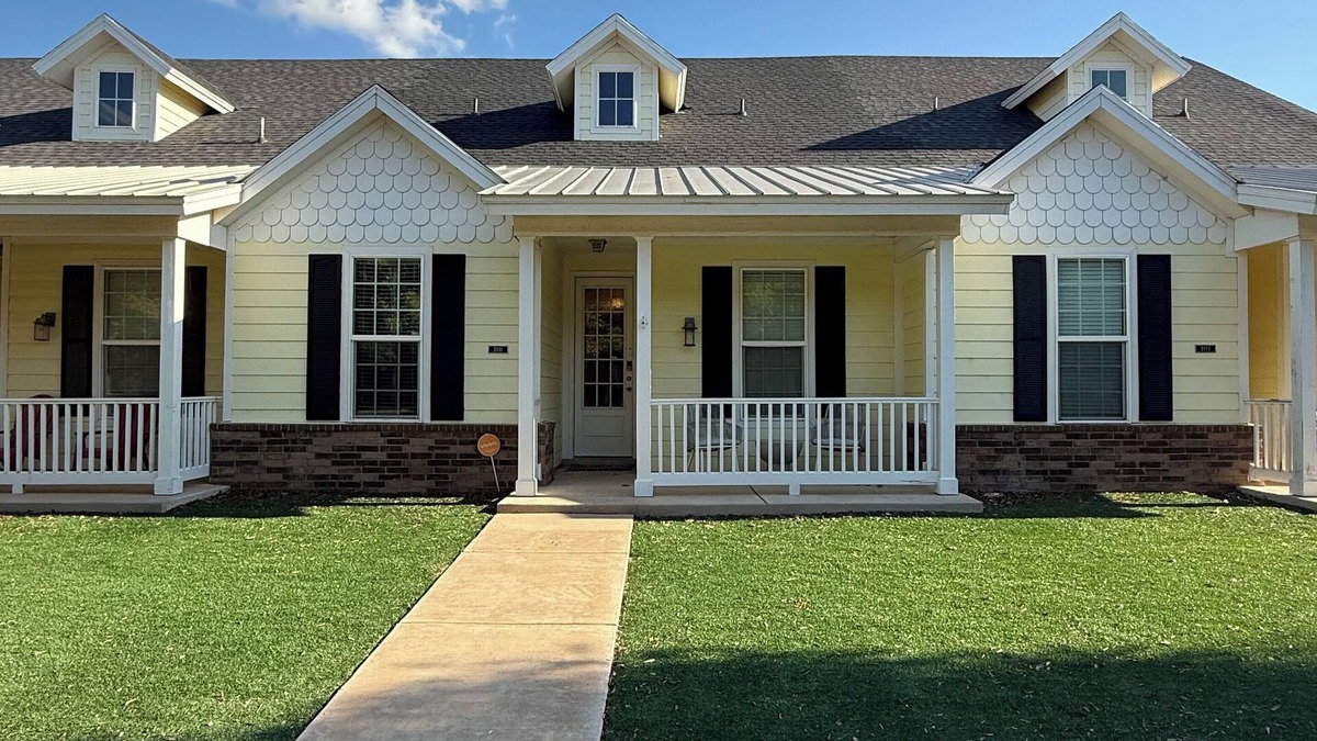 North Overton House | Stylish 3 BR Townhome - Walk to Jones AT&T Stadium & TTU – Perfect for Game Day!