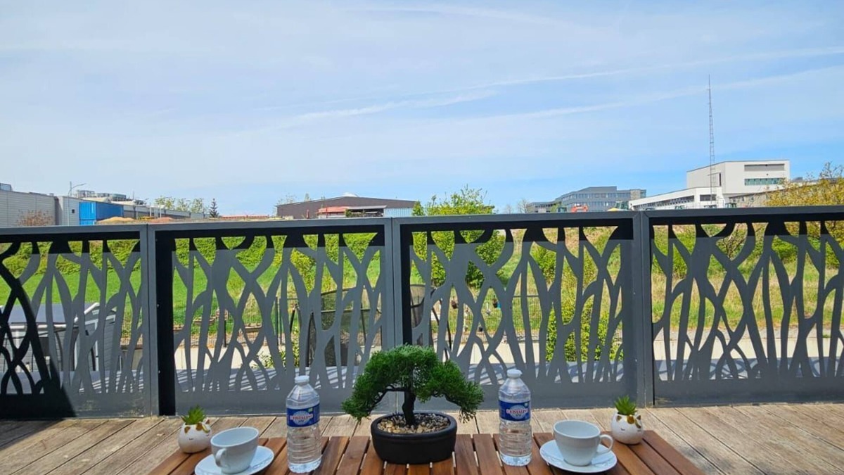 Hamm Apartment | Stylish 3 BR with 2 terraces and parking