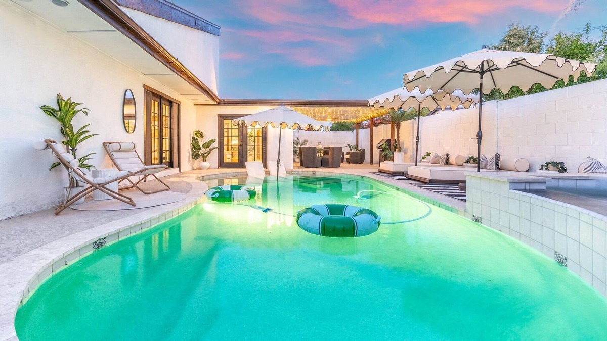 Camelback East House | Stylish 3B 2B house with Yoga room, sauna, hot tub, pool, & patio-sleeps 9