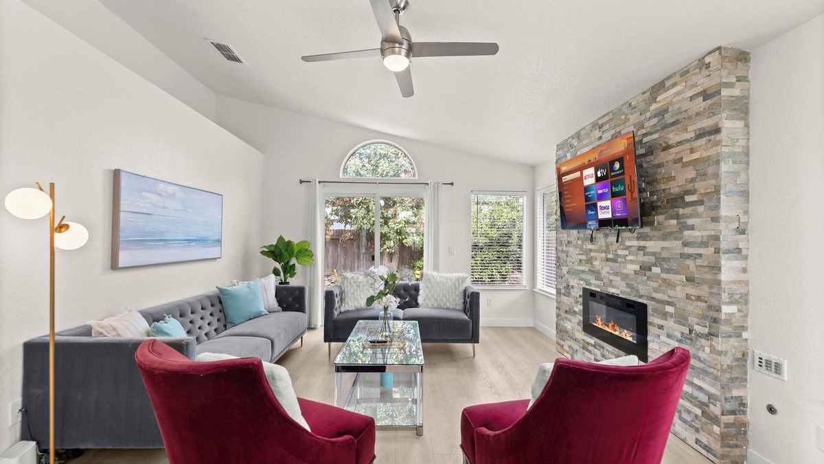 Elk Grove House | Stylish 3B2B SFH, King Bed, Fast Wi-Fi, Yard, Travel Crib, High Chair