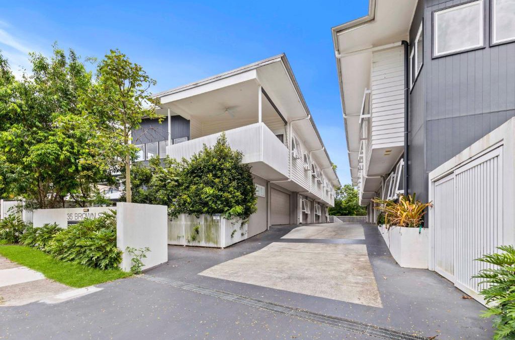 Camp Hill Apartment | Stylish 3BD Townhouse Camp Hill, Sleeps 8, Wifi, Parking