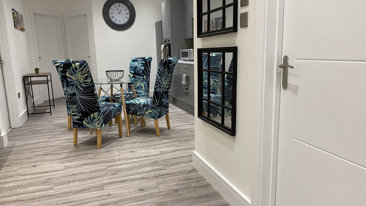 Cwmbrwla Apartment | Stylish 3beds Nystyle Apt - Parking, Self Check-in