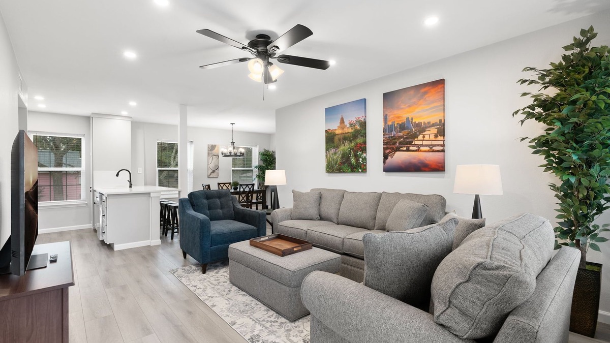 South Congress Condo | Stylish 3BR/2BA with large pool in HEART of SOCO!