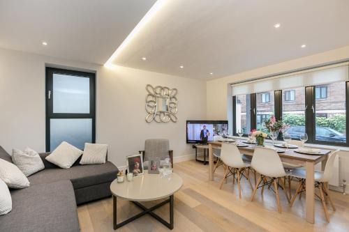 Notting Hill Apartment | Stylish 3BR Bohemian Retreat by Portobello