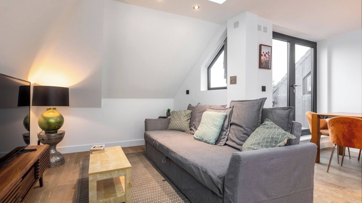 Kentish Town Apartment | Stylish 3BR Flat w/3 Balconies and Ensuite Baths