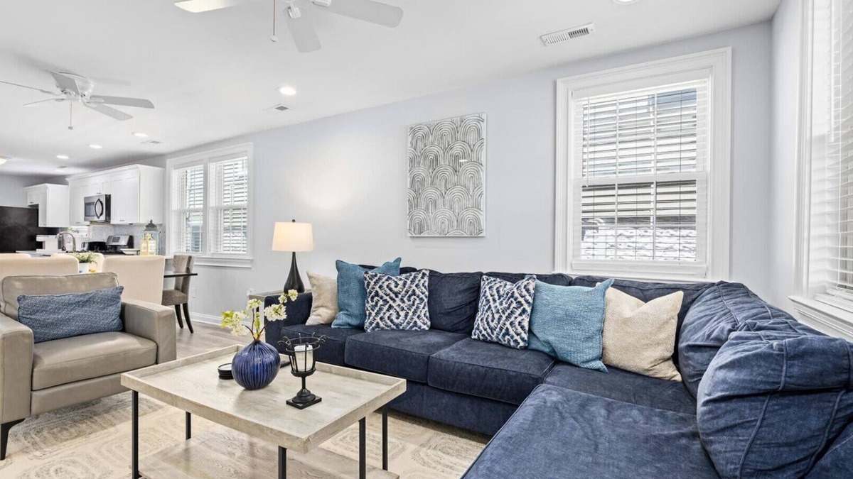 Gardens Condo | Stylish 3BR - Gardens Neighborhood Patio & Parking
