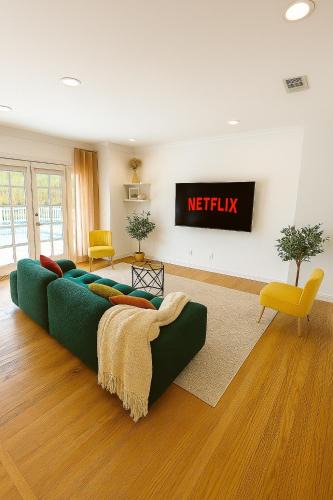 Reseda House | Stylish 3BR Getaway plus Pool