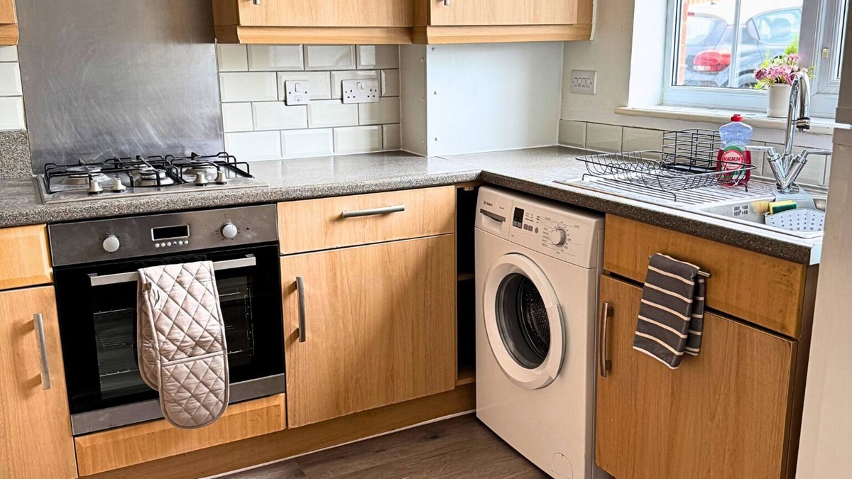 Corby House | Stylish 3BR Home | Garden + Wi-Fi + Parking – Perfect for Work or Family