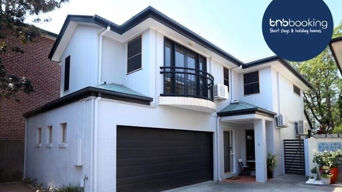 Bulimba Apartment | Stylish 3BR Townhouse CampHill + Wi-Fi, Parking