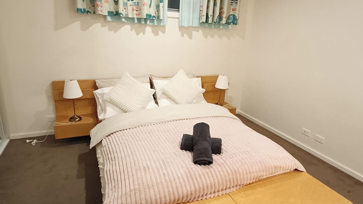 Coombs House | Stylish 4 bedroom 3 bathroom lakeside townhouse