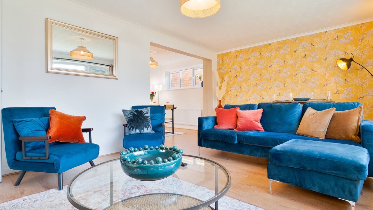 Broad Oak House | Stylish 4 Bedroom Spacious House w/Parking - Sleeps 10 - Families & Contractors